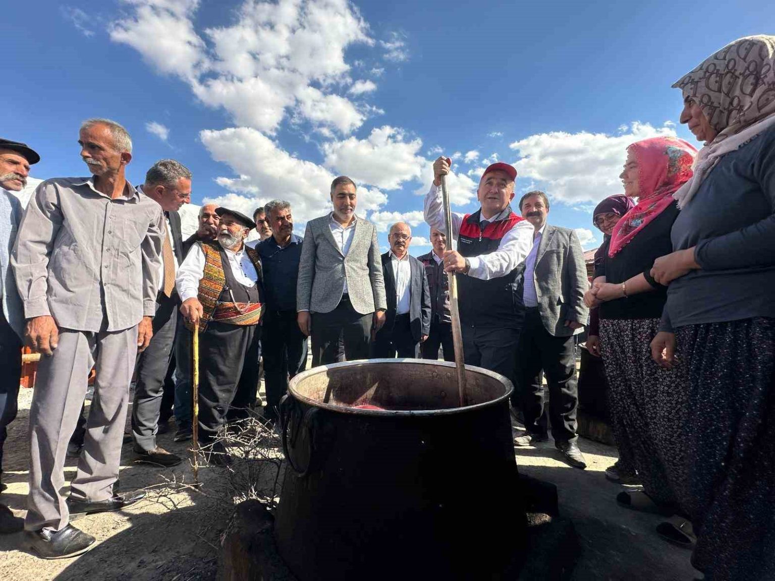 elazigda-vali-hatipoglu-orcik-yapti-kadinlardan-oyle-karistirilmaz-itirazi-geldi