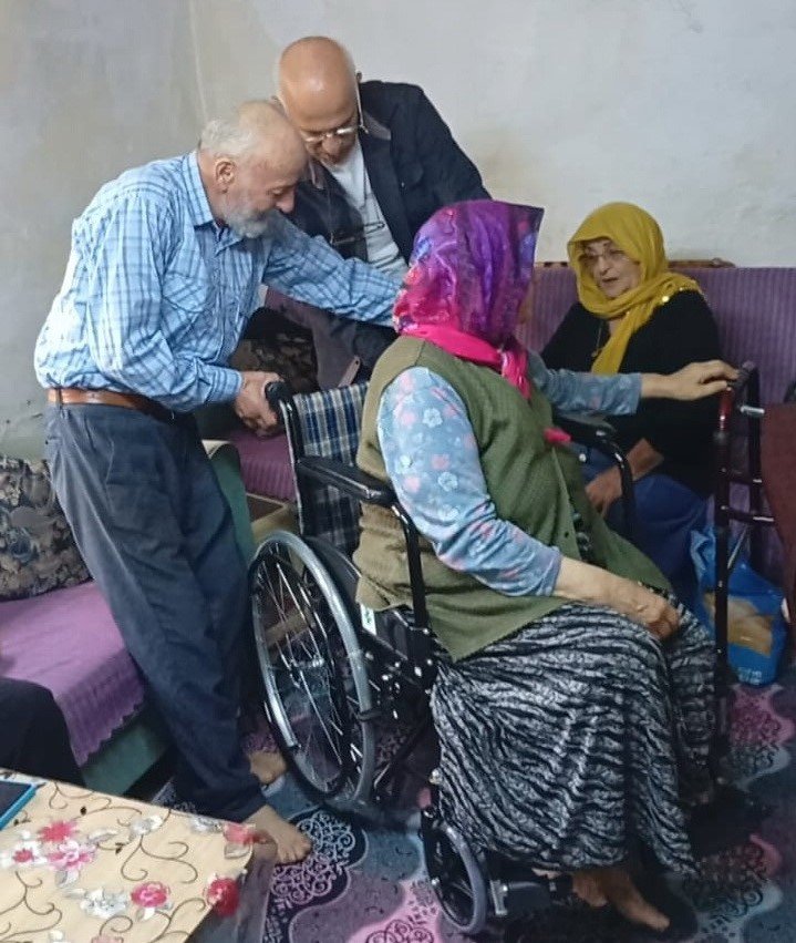 emekli-astsubaylardan-tekerlekli-sandalye-destegi