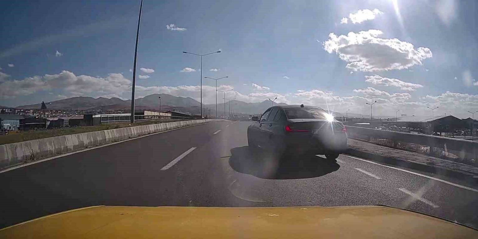 erzurum-artvin-karayolunda-tehlikeli-anlar-kontrolsuz-sekilde-ana-yola-cikan-arac-kazaya-neden-oluyordu