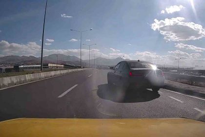 erzurum-artvin-karayolunda-tehlikeli-anlar-kontrolsuz-sekilde-ana-yola-cikan-arac-kazaya-neden-oluyordu
