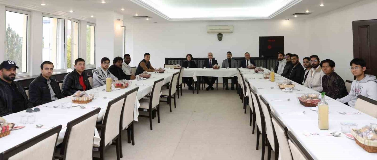 esogu-yonetimi-uluslararasi-ogrencilerle-ogle-yemeginde-bir-araya-geldi