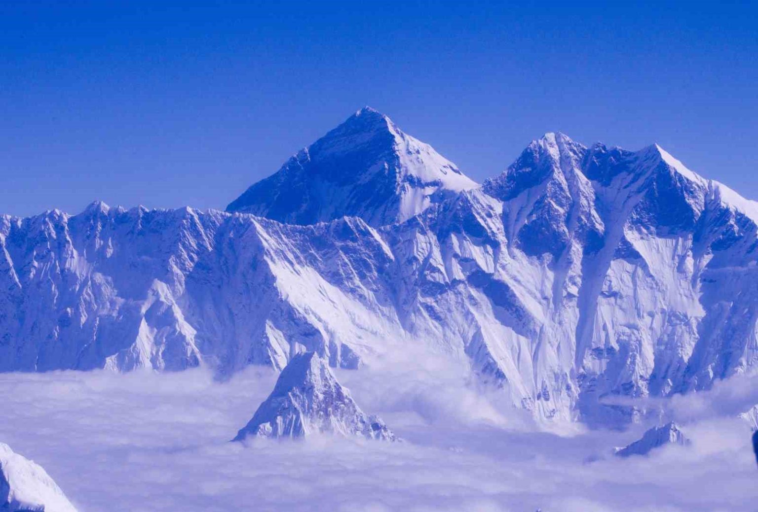 everestte-kurtarilmayi-bekleyen-200-dagci-tahliye-edildi