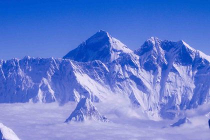 everestte-kurtarilmayi-bekleyen-200-dagci-tahliye-edildi