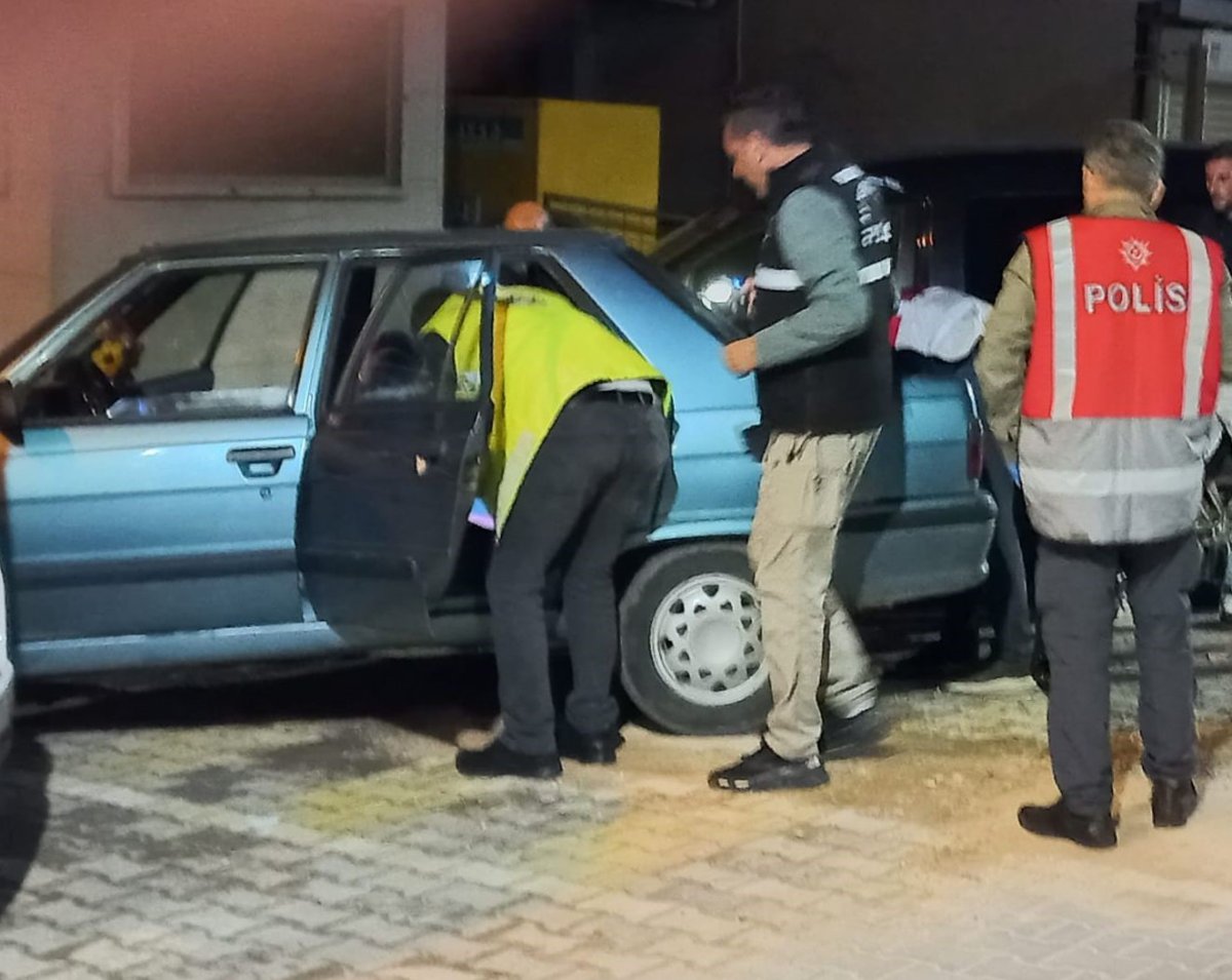ezinede-uyusturucu-operasyonu-kokain-ve-500-bin-tl-yakalandi