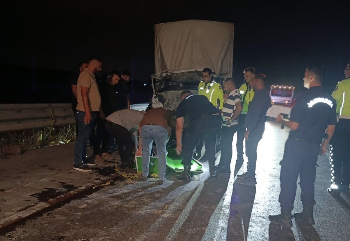 gaziantepte-kamyonet-kamyona-arkadan-carpti-1-olu-1-agir-yarali