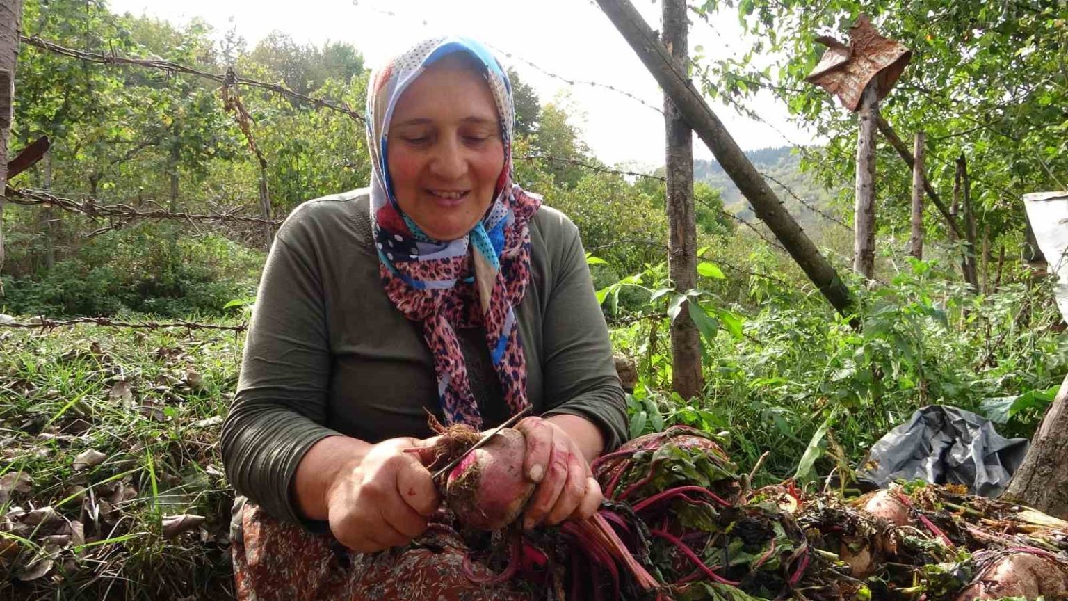 giresunda-kadinlar-geleneksel-yontemlerle-kislik-yiyeceklerini-hazirliyor
