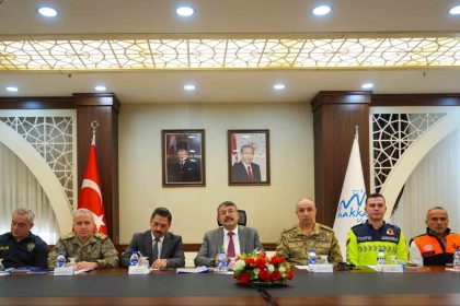 hakkari-valisi-celik-trafik-guvenligi-toplantisina-katildi