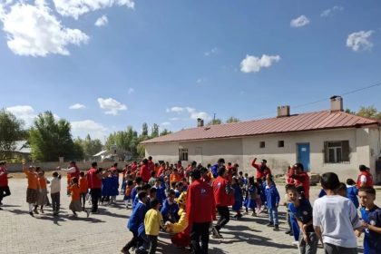 hamurda-damla-gonulluluk-hareketi-projesi-genclerle-bulustu