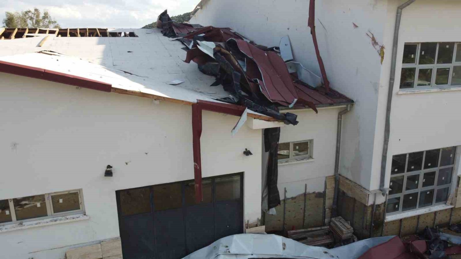 hortum-ogrenciler-icerideyken-okulu-vurdu-catiyi-ucurdu-agaclari-devirdi