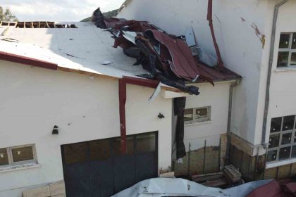 hortum-ogrenciler-icerideyken-okulu-vurdu-catiyi-ucurdu-agaclari-devirdi