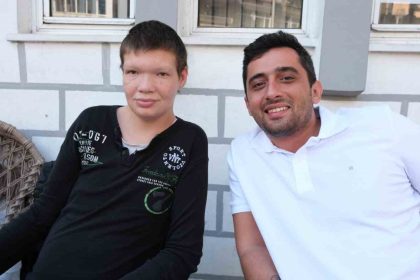 ihanin-haberi-ses-getirdi-cam-kemik-hastasi-genc-akulu-sandalyesine-kavustu