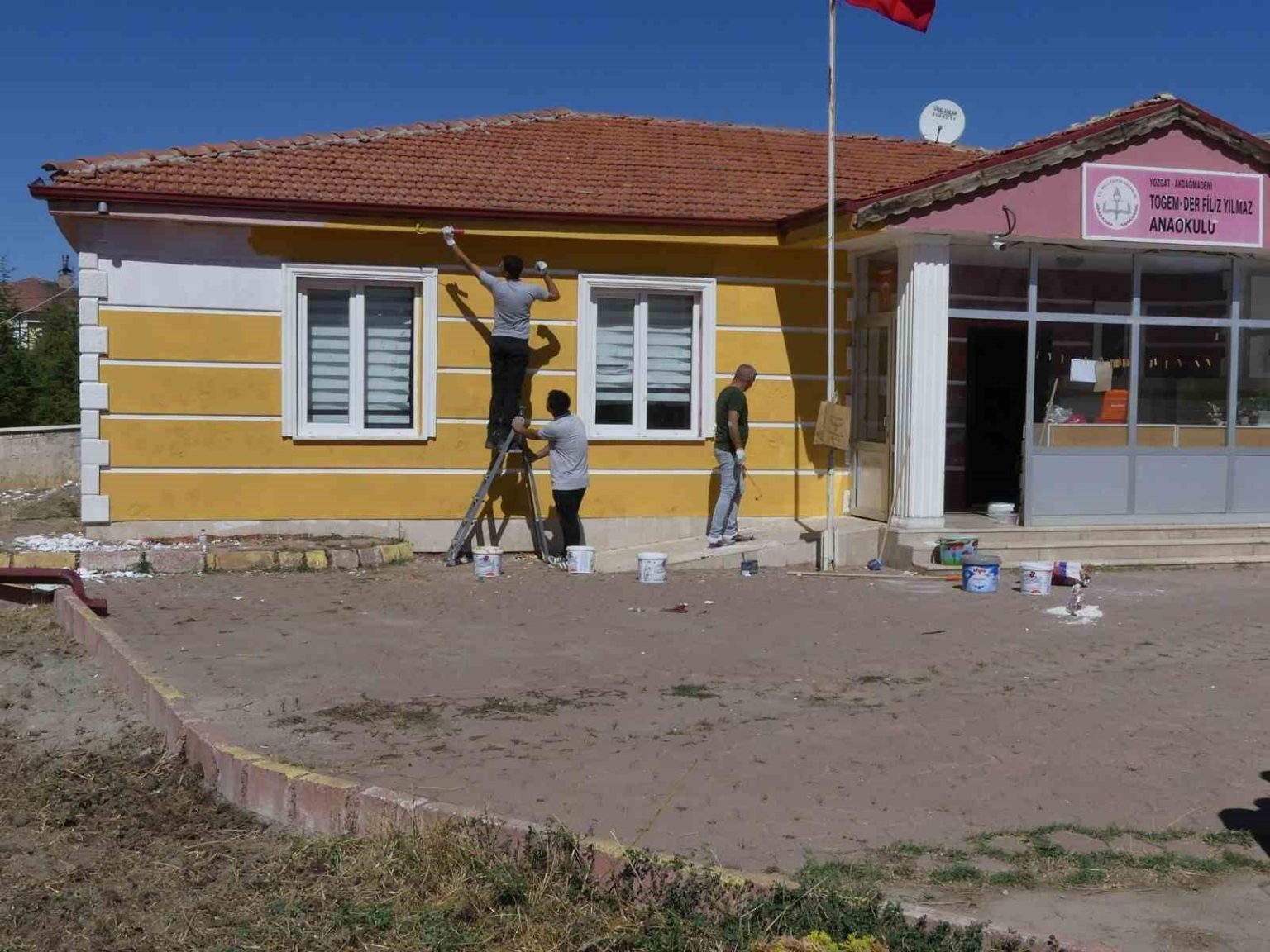 infaz-koruma-memurlari-bos-vakitlerinde-okullarin-bakim-ve-onarimlarini-gerceklestiriyor