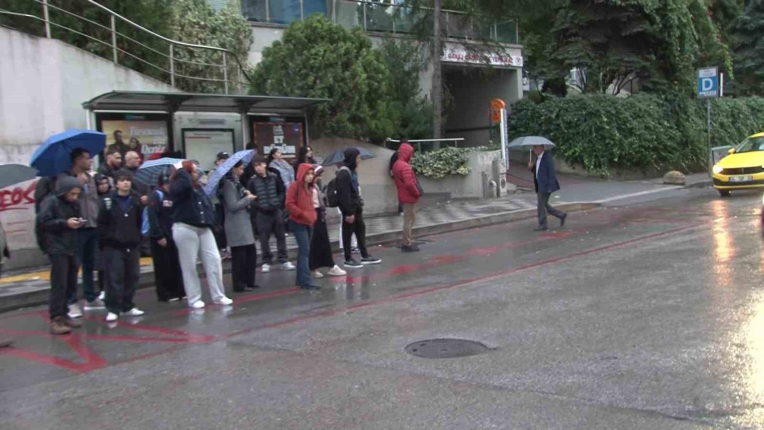 istanbul-gune-yagmurla-basladi