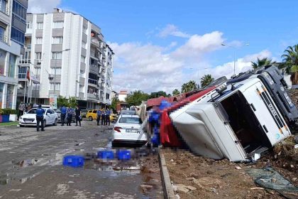 izmirde-kontrolden-cikan-tir-yan-yola-uctu-2-arac-ezildi