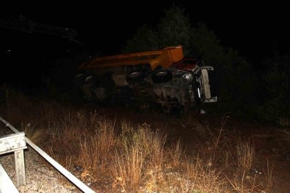 kamyon-bariyerlere-carpip-sarampole-devrildi-2-olu-1-yarali