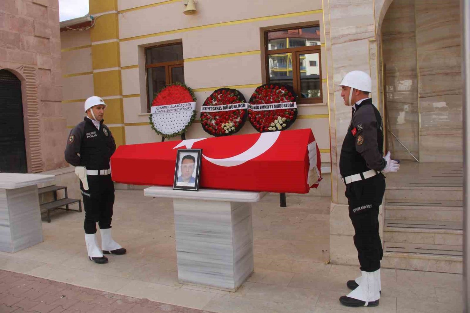 kansere-yenik-dusen-polis-memuru-sivasta-topraga-verildi