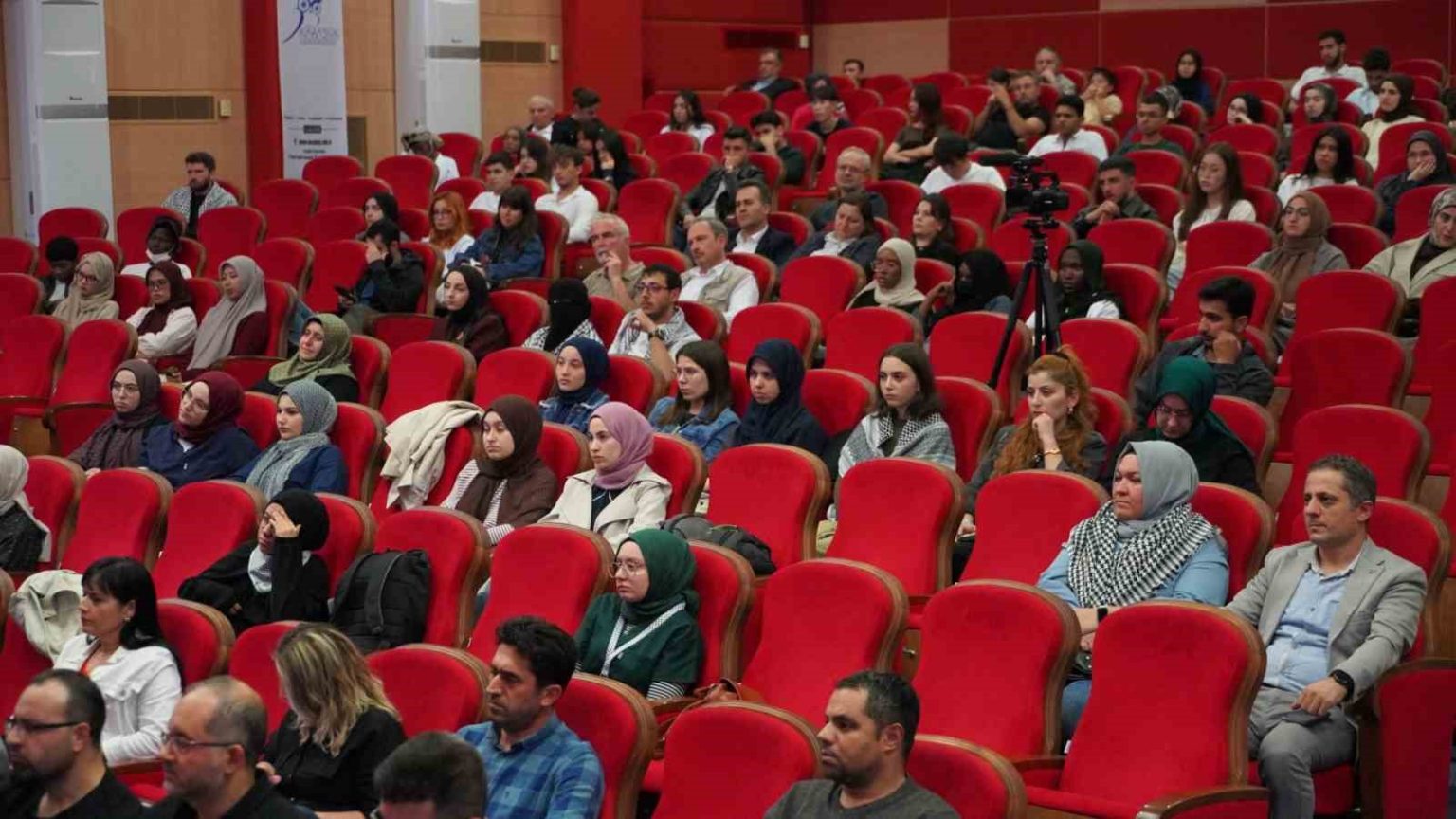 karabuk-universitesinde-gazzede-cocuk-olmak-paneli-duzenlendi