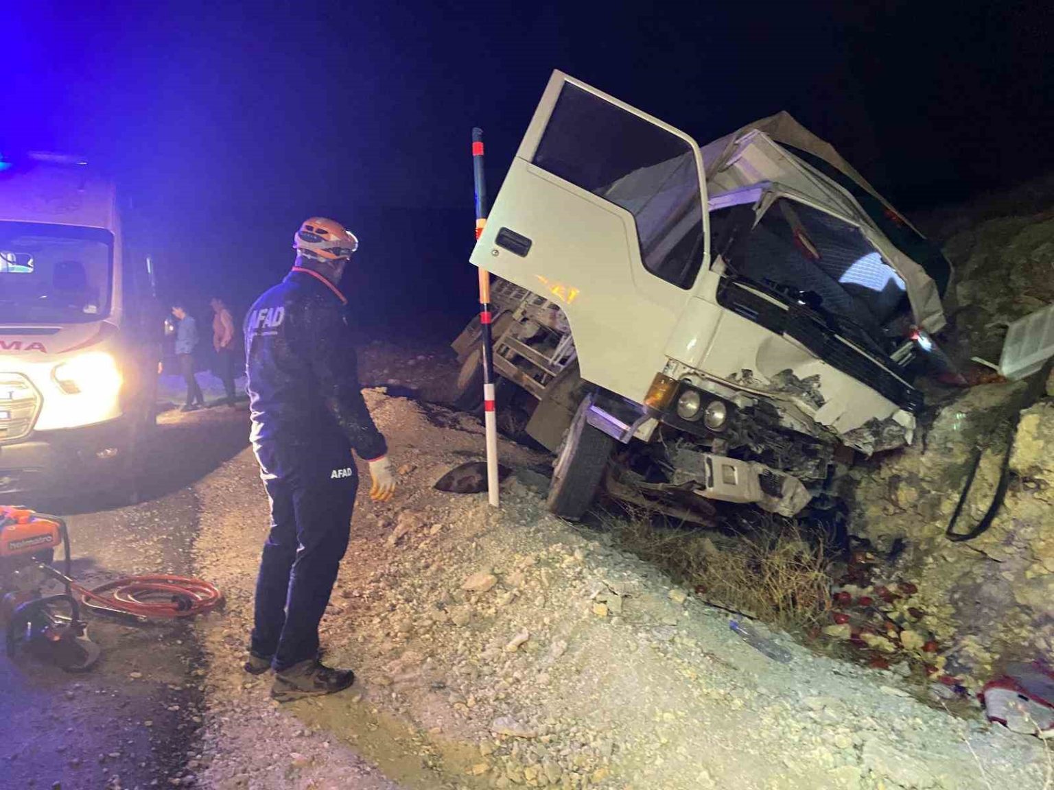 karamanda-kontrolden-cikan-kamyonet-kayaliklara-carpti-1-yarali