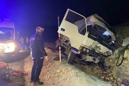 karamanda-kontrolden-cikan-kamyonet-kayaliklara-carpti-1-yarali