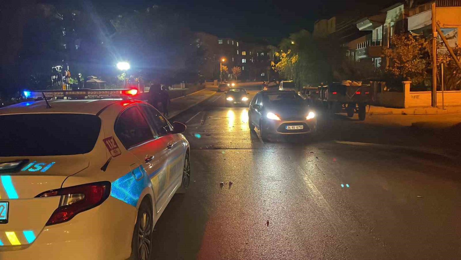 karamanda-motosiklet-traktorun-romorkuna-carpti-1-yarali