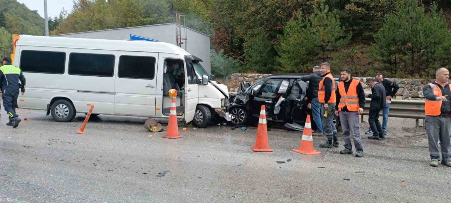 karsi-seride-gecen-minibusle-otomobil-kafa-kafaya-carpisti-1-yarali