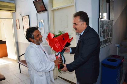 kaymakam-odabastan-gazzeye-yardim-gotururken-rehin-alinan-sumud-filosu-aktivisti-dr-ergun-akpinara-gecmis-olsun-ziyareti