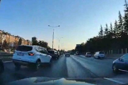 kazadan-dolayi-yavaslayan-araca-otomobilin-arkadan-carpma-ani-kamerada