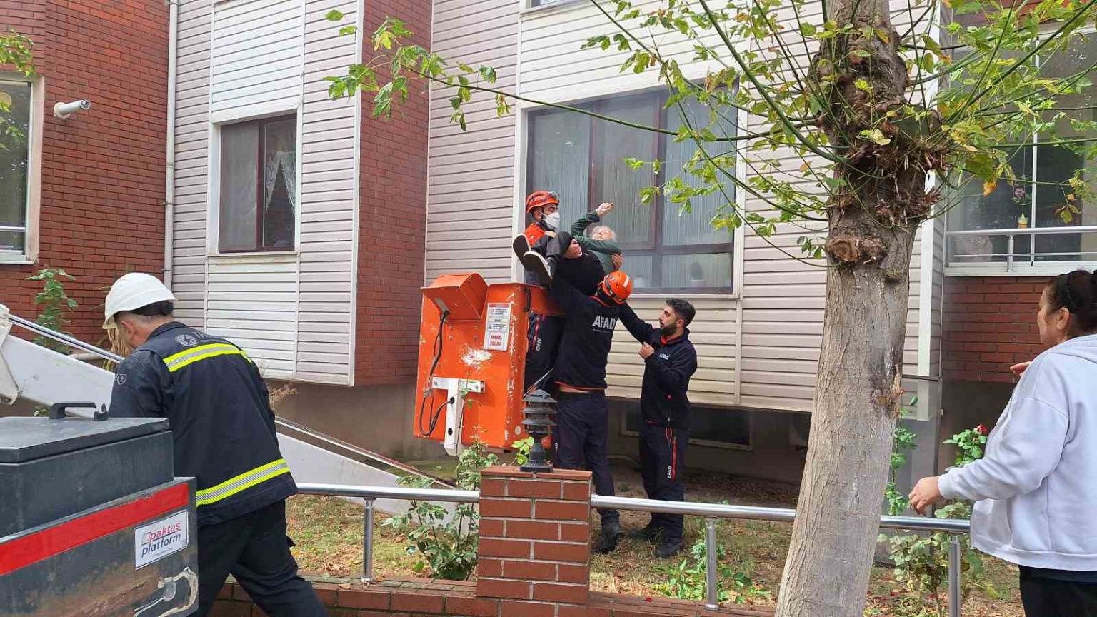 kirklarelinde-korkutan-yangin-mahsur-kalanlar-merdivenli-aracla-kurtarildi