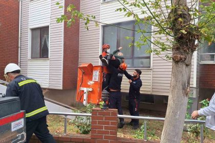 kirklarelinde-korkutan-yangin-mahsur-kalanlar-merdivenli-aracla-kurtarildi