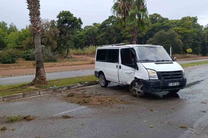 kontrolden-cikan-kamyonet-palmiye-agacina-carpti-kaza-ani-kamerada