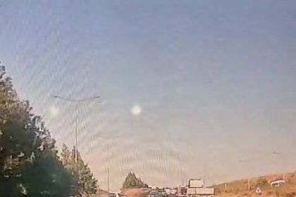 kontrolden-cikan-otomobilin-bariyerlere-carpma-ani-goruntulendi