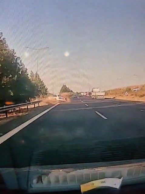 kontrolden-cikan-otomobilin-bariyerlere-carpma-ani-goruntulendi