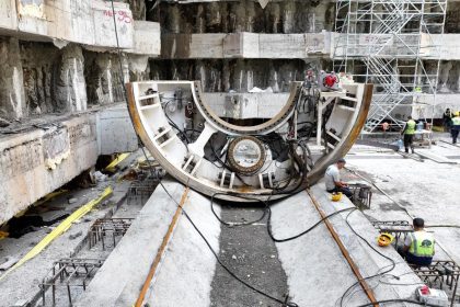 korfezray-metro-projesinde-iki-tunel-acma-makinesinin-daha-montajina-baslandi