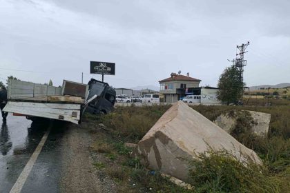 mermer-yuklu-tirin-metrelerce-kaydigi-anlar-guvenlik-kamerasinda