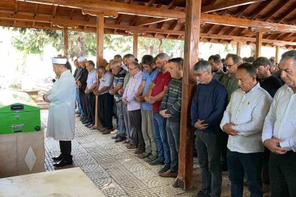 mersindeki-isci-servisi-kazasinda-hayatini-kaybedenler-topraga-verildi