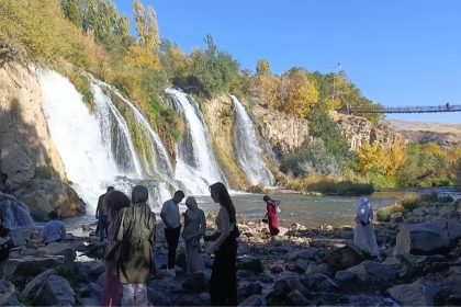 muradiye-selalesine-turist-akini