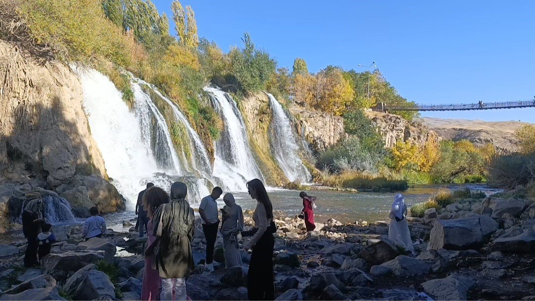 muradiye-selalesine-turist-akini