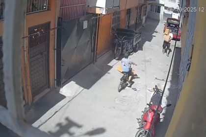 o-anlar-kamerada-sokakta-uzerine-karton-orten-cocuk-olumden-dondu