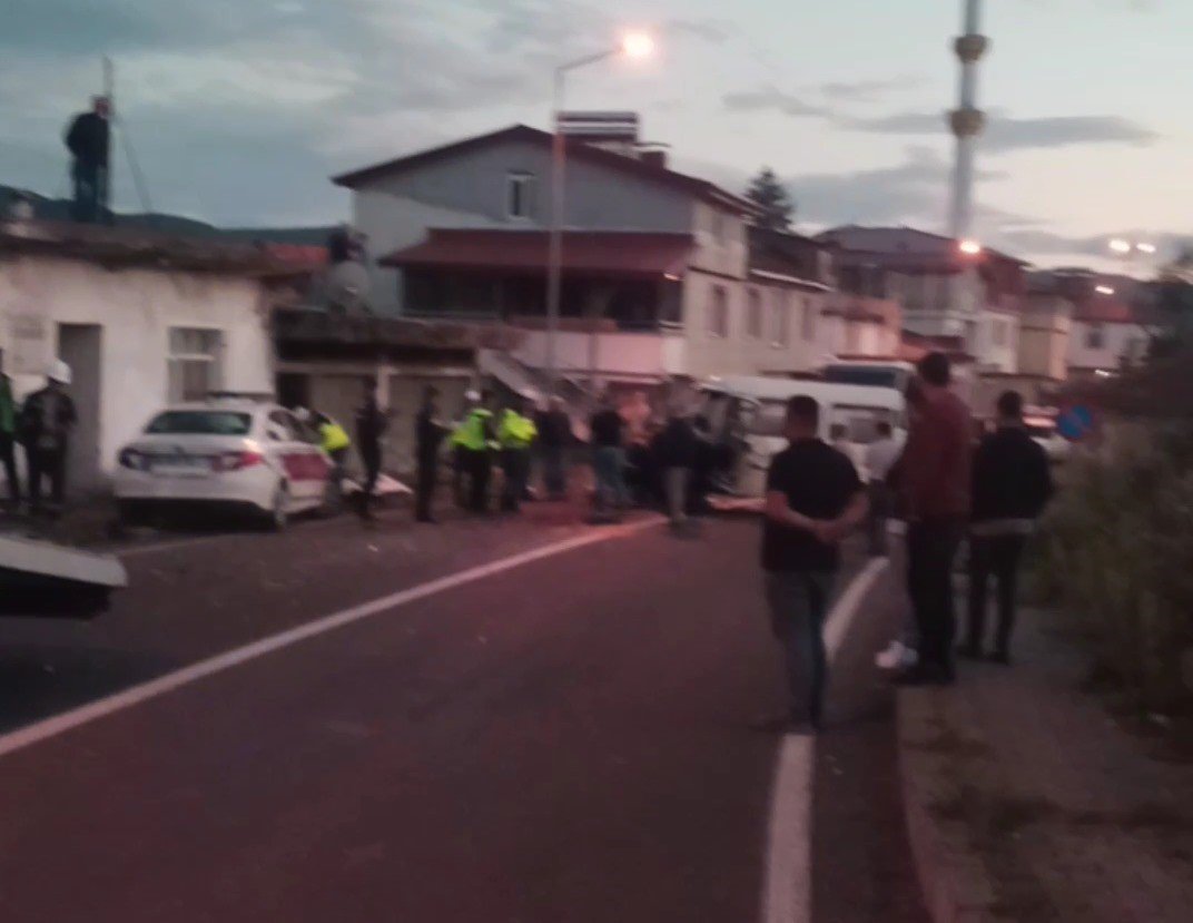 orduda-cekici-kamyonet-ile-minibus-kafa-kafaya-carpisti-3-yarali