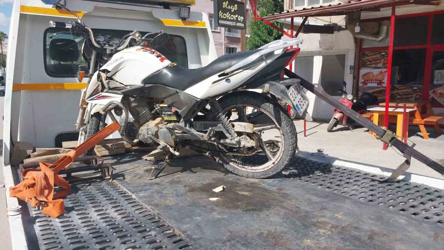 otomobil-ile-carpisan-motosikletin-surucusu-yaralandi