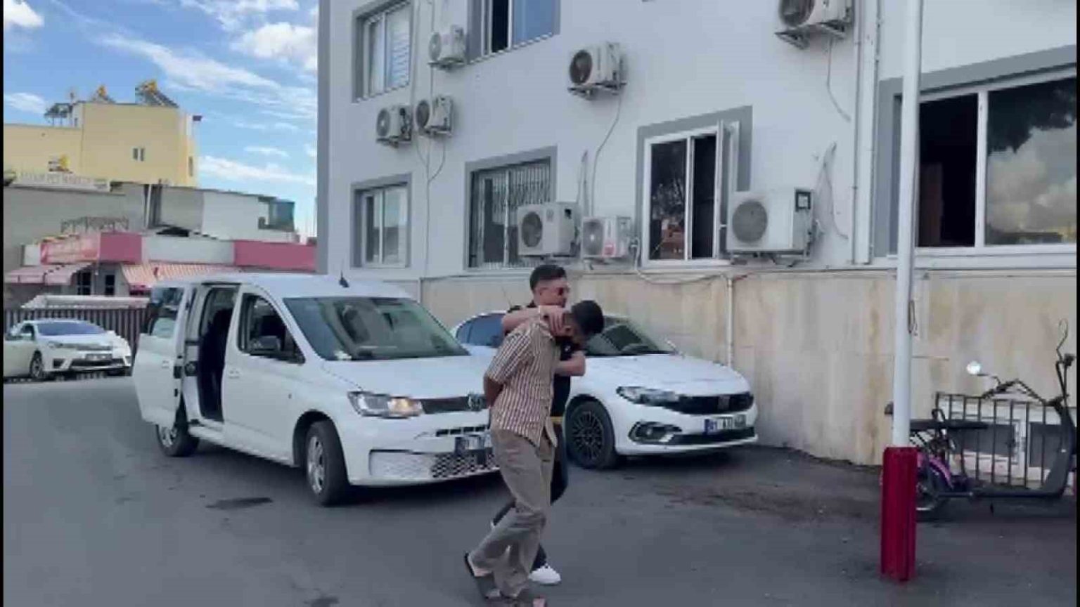 polis-susu-verip-cakarla-gezdi-havaya-ates-acip-cocuklarin-uzerini-aradi
