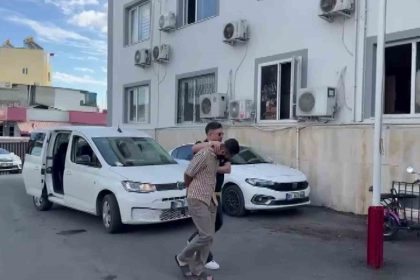 polis-susu-verip-cakarla-gezdi-havaya-ates-acip-cocuklarin-uzerini-aradi