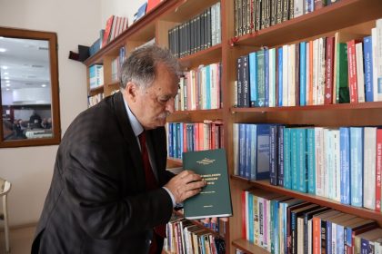 prof-dr-erol-kurkcuoglundan-erzurum-ogretmenevine-kutuphane-destegi