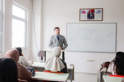 saglik-ogrencilerine-ilk-ders-il-saglik-muduru-cavdardan