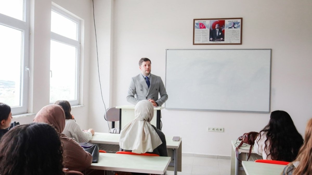 saglik-ogrencilerine-ilk-ders-il-saglik-muduru-cavdardan