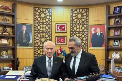 sanatci-yavuz-bingol-mhp-lideri-bahceliye-baglama-hediye-etti