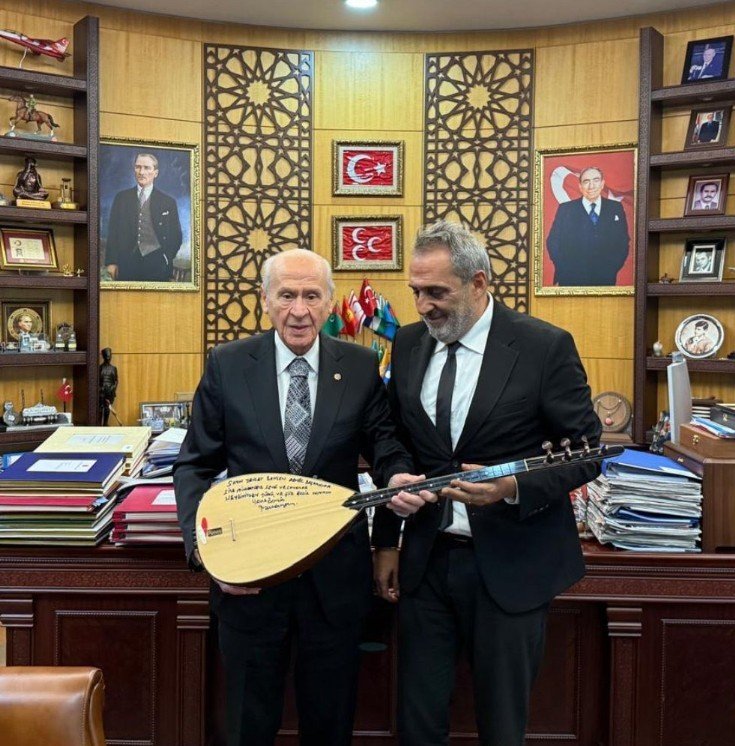 sanatci-yavuz-bingol-mhp-lideri-bahceliye-baglama-hediye-etti