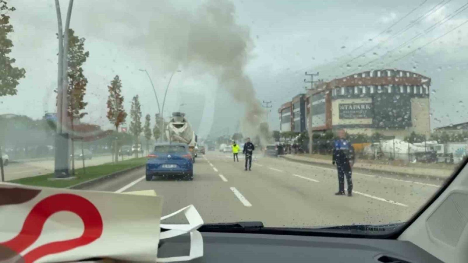 seyir-halinde-alev-alan-otomobile-polisler-mudahale-etti