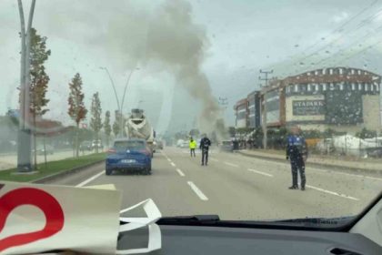 seyir-halinde-alev-alan-otomobile-polisler-mudahale-etti