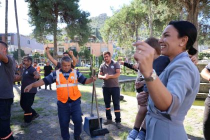 sokaklari-tertemiz-yaptilar-prim-alinca-davul-zurnayla-tesekkur-ettiler